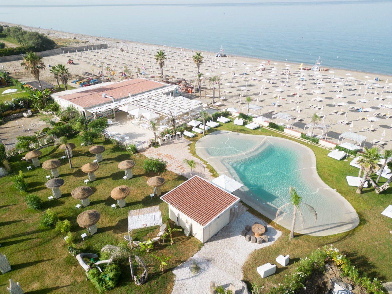 Vista del lido Ke’e Beach con piscina e area relax